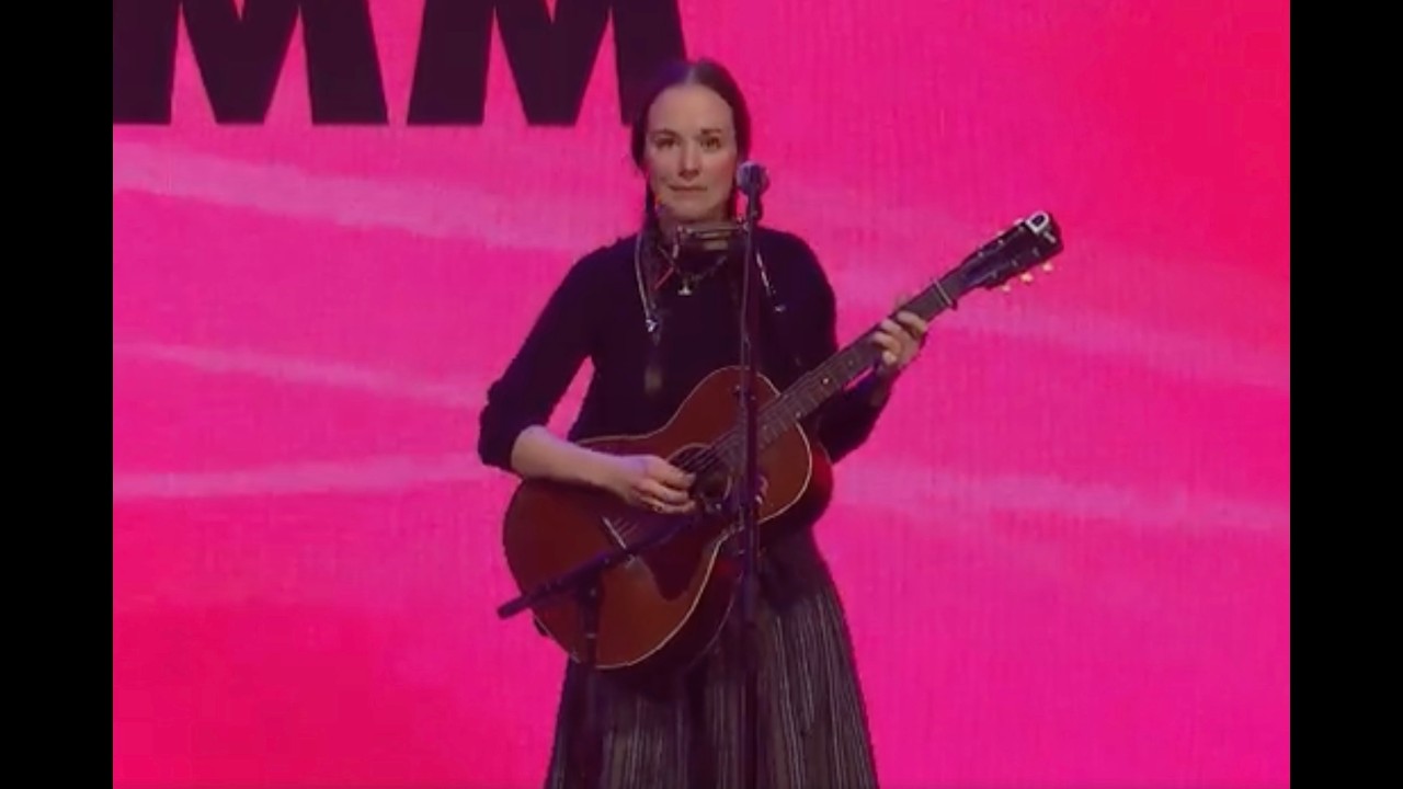 Маргарет Гласпи выступает на церемонии вручения премии She Rocks Awards 2026.