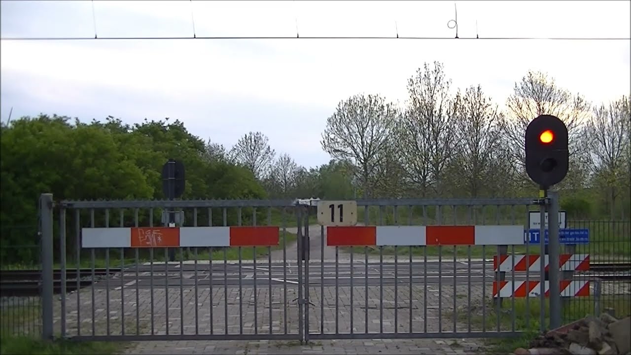 Spoorwegovergang Elst // Dutch railroad crossing
