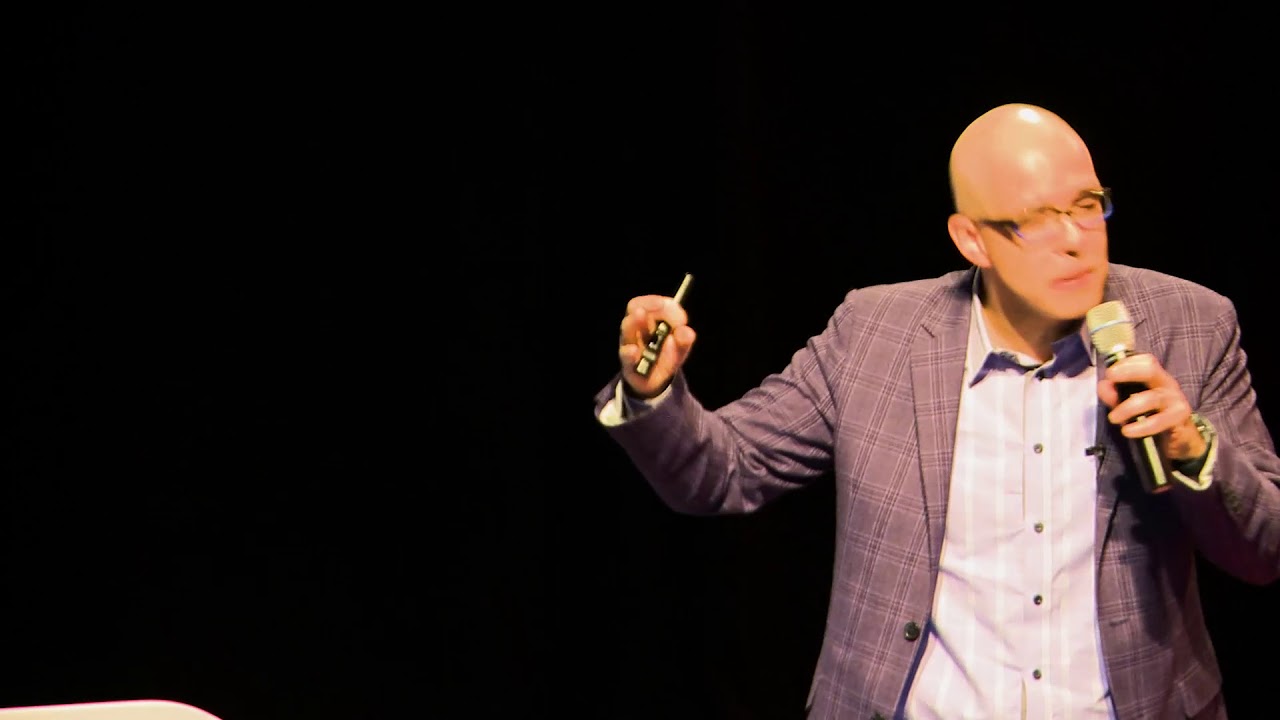 El riesgo de la especialización académica  | Raúl Bringas Nostti | TEDxUDLAP