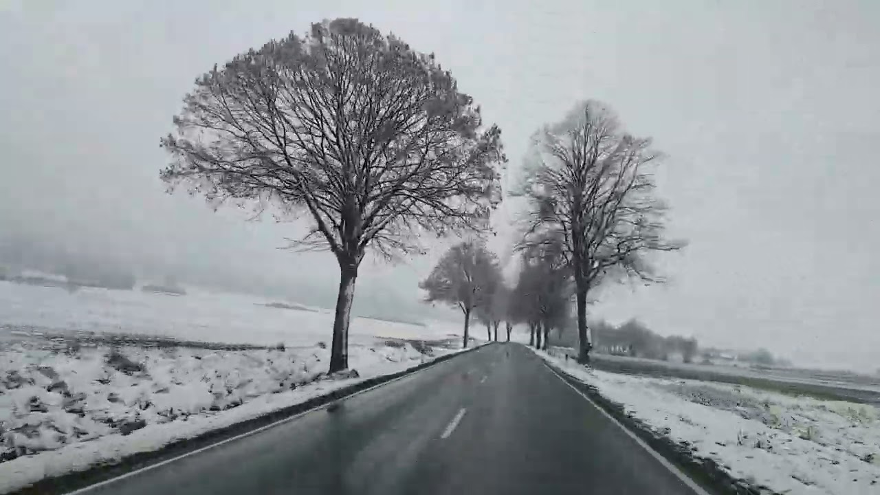Anfahrt Salzhemmendorf im Landkreis Hameln-Pyrmont in Niedersachsen/ Deutschland