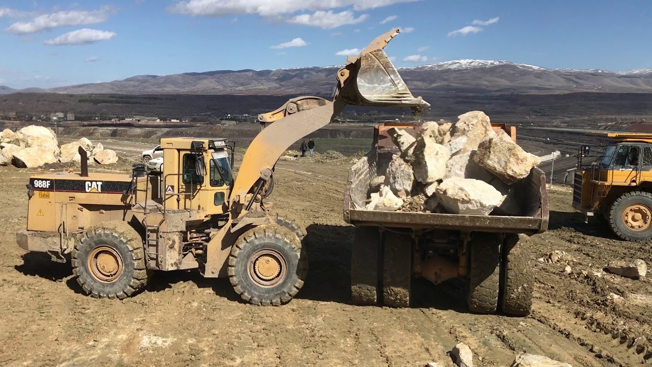 Caterpillar 988F Wheel Loader Loading Rocks At Komatsu Dumpers - Kyvos Ateve