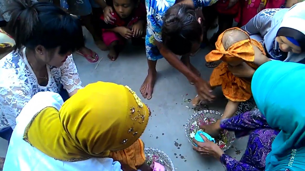 Habis Tedhak Siten kok diginiin??? Adat di kampung