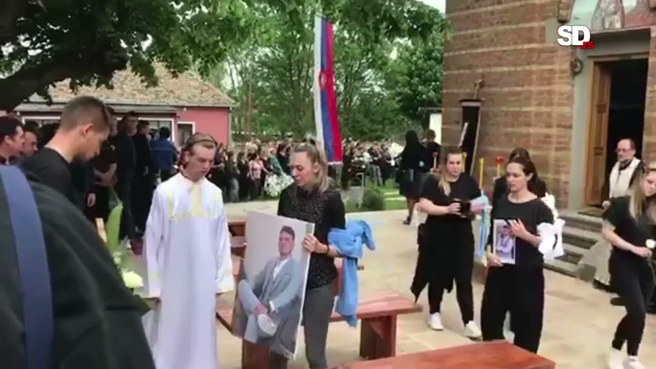 Najpotresniji prizor na sahrani u Malom Orašju: Majke nastradale dece u zagrljaju