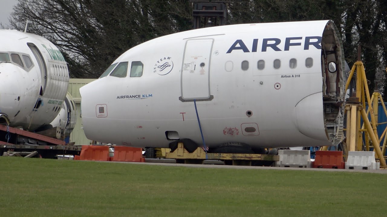 SCRAPPED AIRCRAFT.  KEMBLE COTSWOLD AIRPORT.  MARCH 2022. Plus AIRCRAFT IN STORE / WAITING BREAKUP.