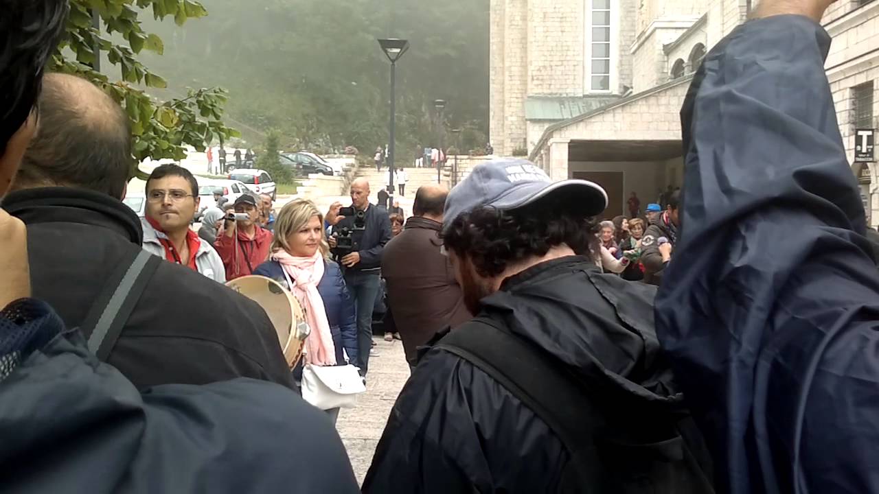 La juta a Montevergine 2014 Tammurriata spontanea in onore alla Madonna di Montevergine