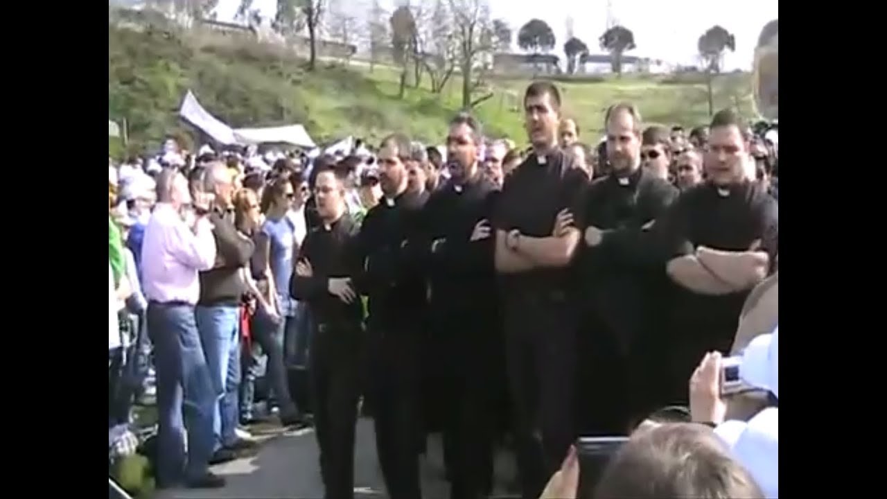 Marsz księży-zombie z drogi neokatechumenatu - prezbiterzy wyszkoleni w sekcie Kiko Arguello