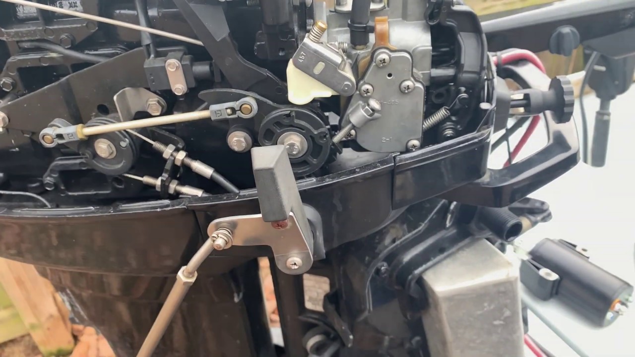 Пояснение к двигателю Mercury 25 HP EH: потяните для прокачки топлива и включения дроссельной зас...
