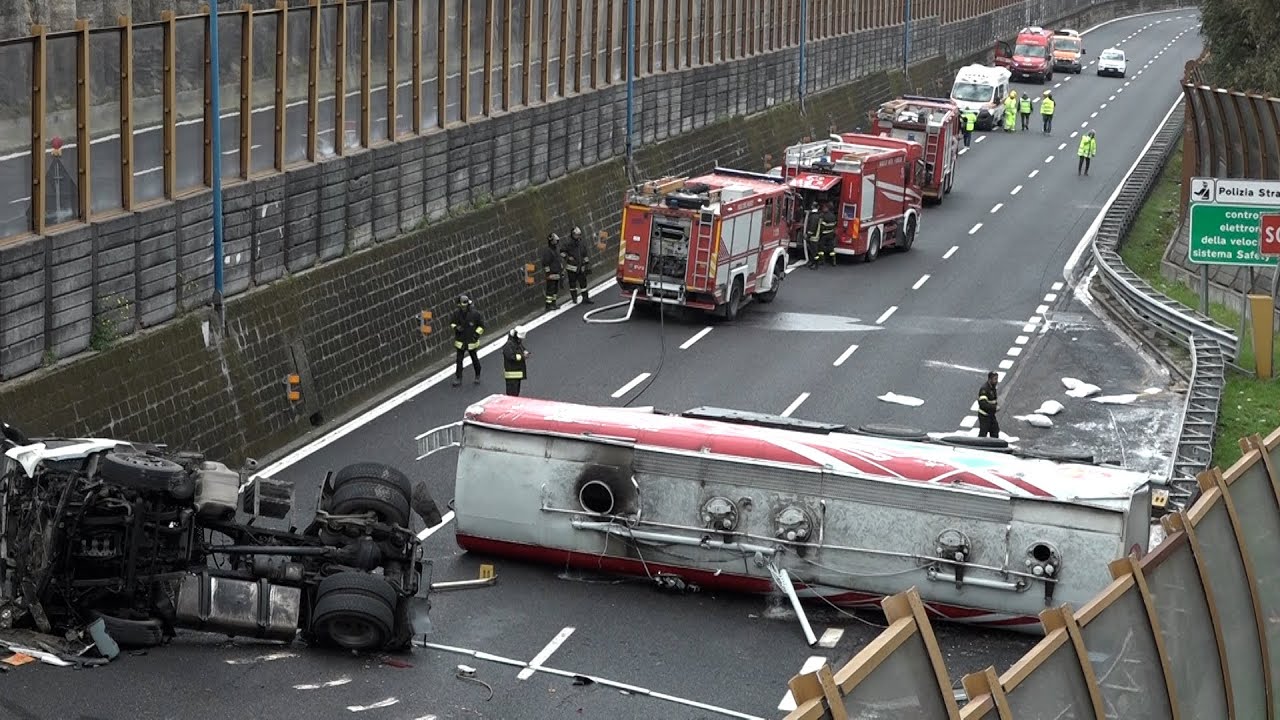 Autocisterna si ribalta, tragedia sfiorata in tangenziale Napoli