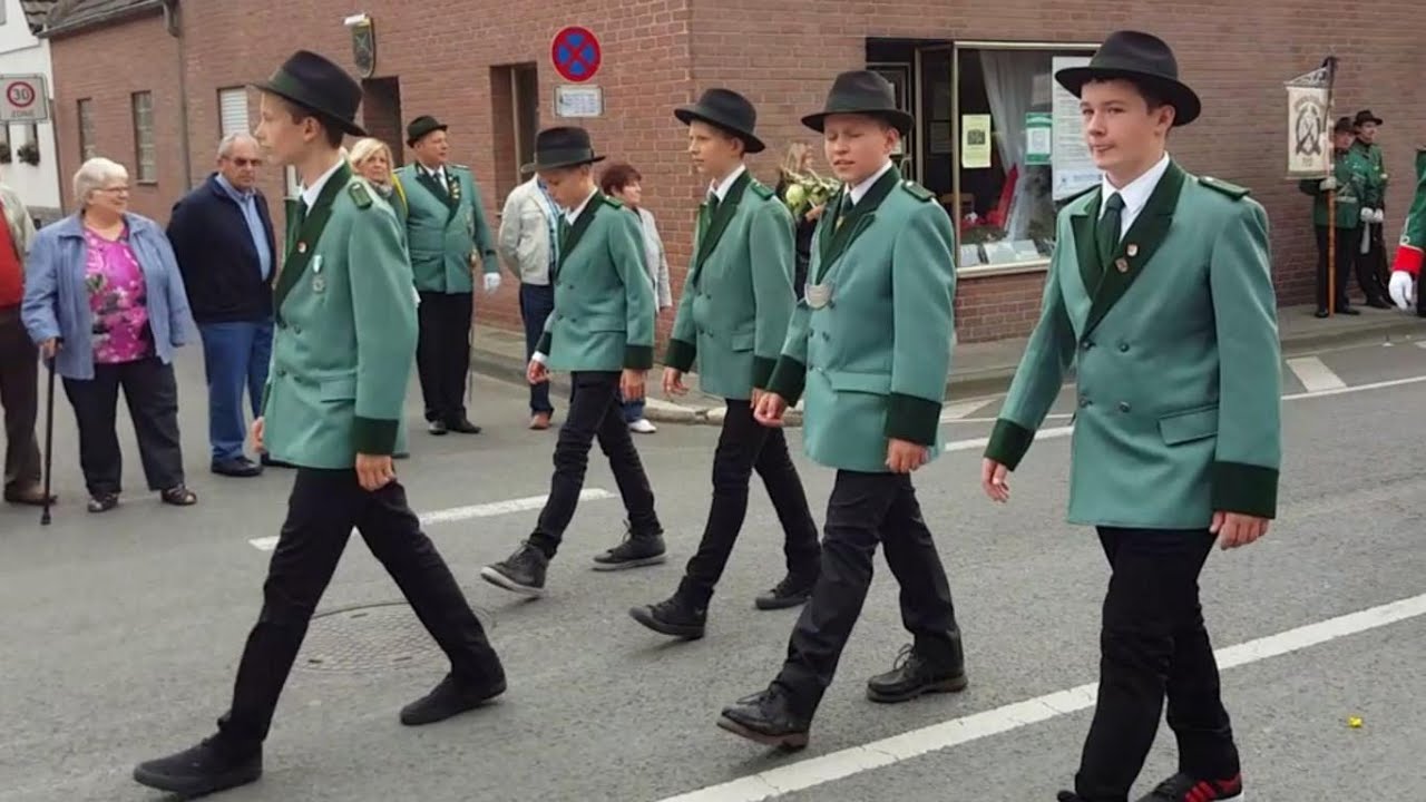 Fest-Zug zum Fest-Zelt auf dem Schützenfest in Frimmersdorf 2015