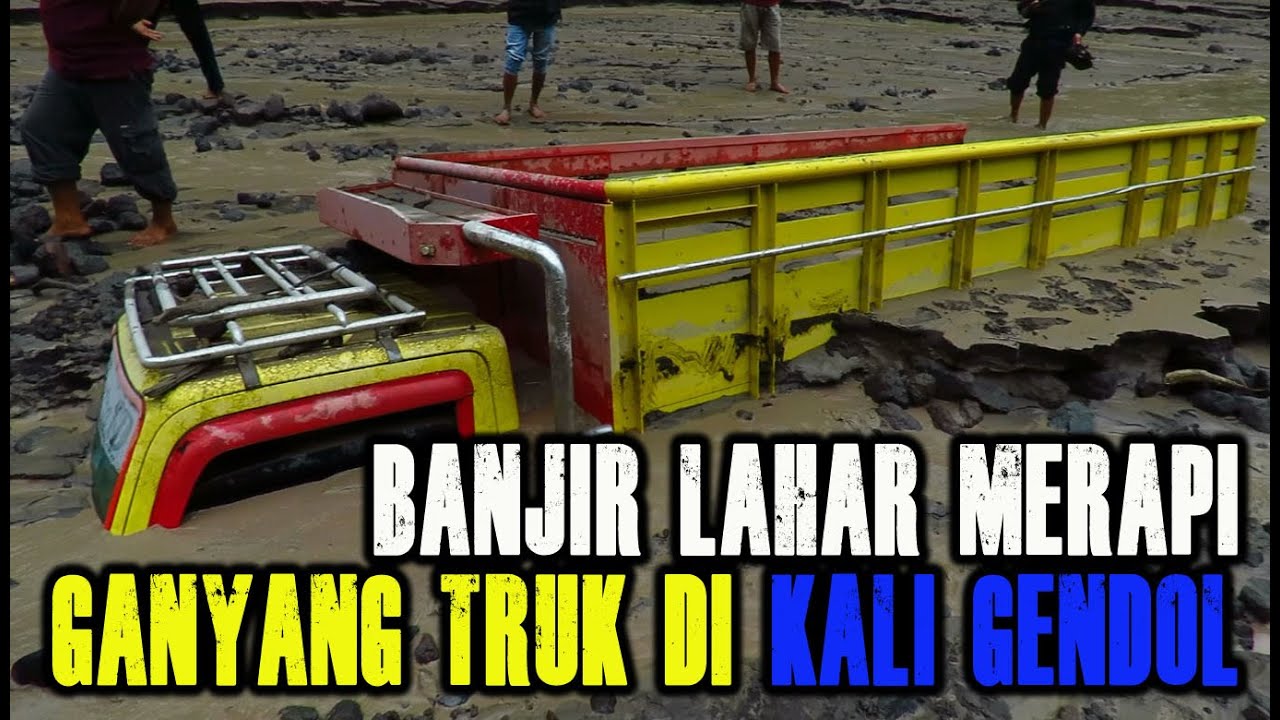 Banjir Lahar Merapi Ganyang Sebuah Truk di Sungai Gendol