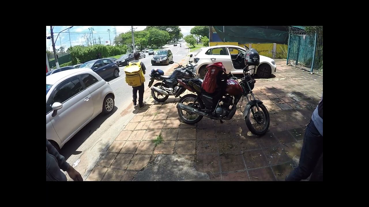 Carro sai da Marginal Pinheiros cruza 3 faixas e acerta Moto