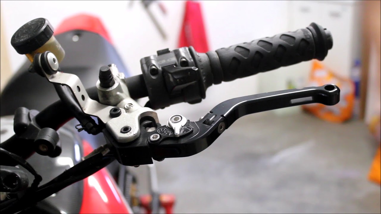 Ducati Hypermotard: Montaggio leve FRENO/FRIZIONE