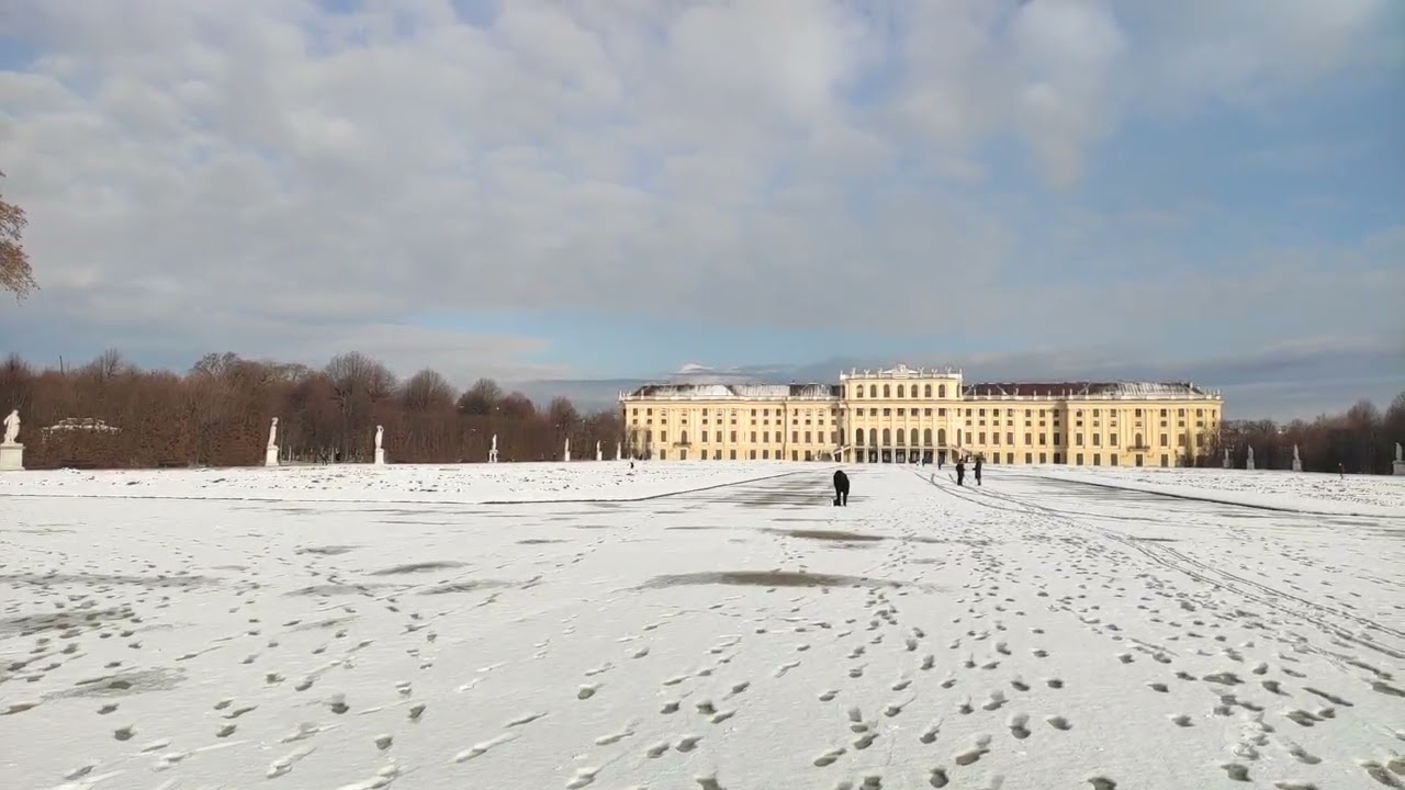 Gloriette Schlosspark Schloss Schönbrunn Wien Rundgang Spaziergang Winter Schnee Garten Park Reise