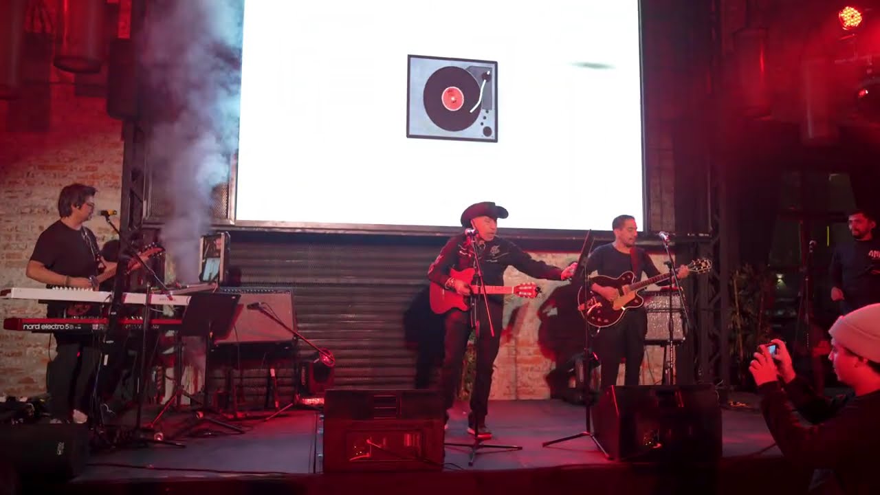 Medley 1 cover de Ain’t she sweetPlease Mr PostmanFrom me To you