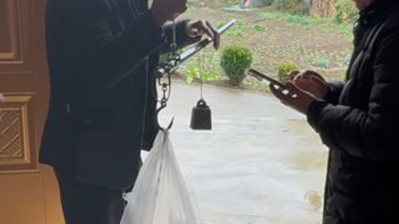 在神农架的山水间穿梭，走进一个个村落。那熟悉的乡路，像通往儿时的时光机。每一种农产品，都藏着家乡的味道。小时候的回忆，在舌尖上打转。收的不仅是山货，更是浓浓的乡愁，和对这片土地无尽的眷恋。#三农...