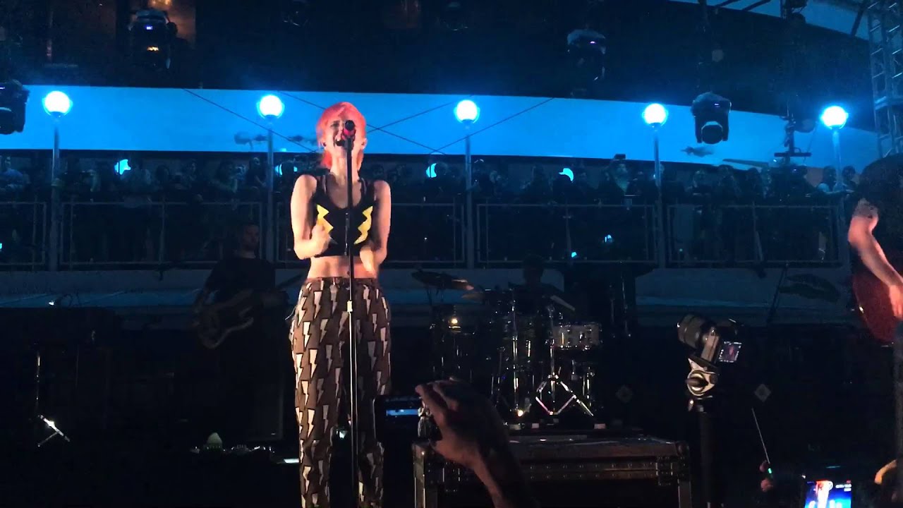 Paramore - future (live) from parahoy 2016
