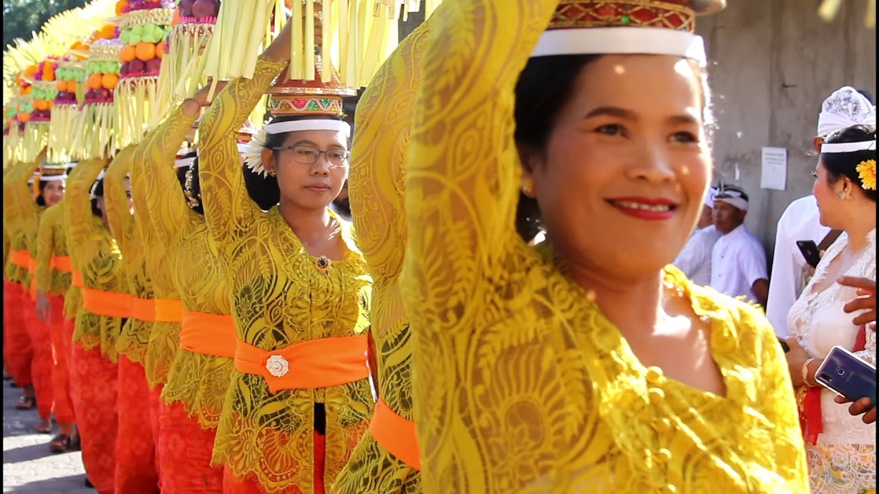 me peed rangkaian upacara ngenteg linggih Desa adat Pujungan