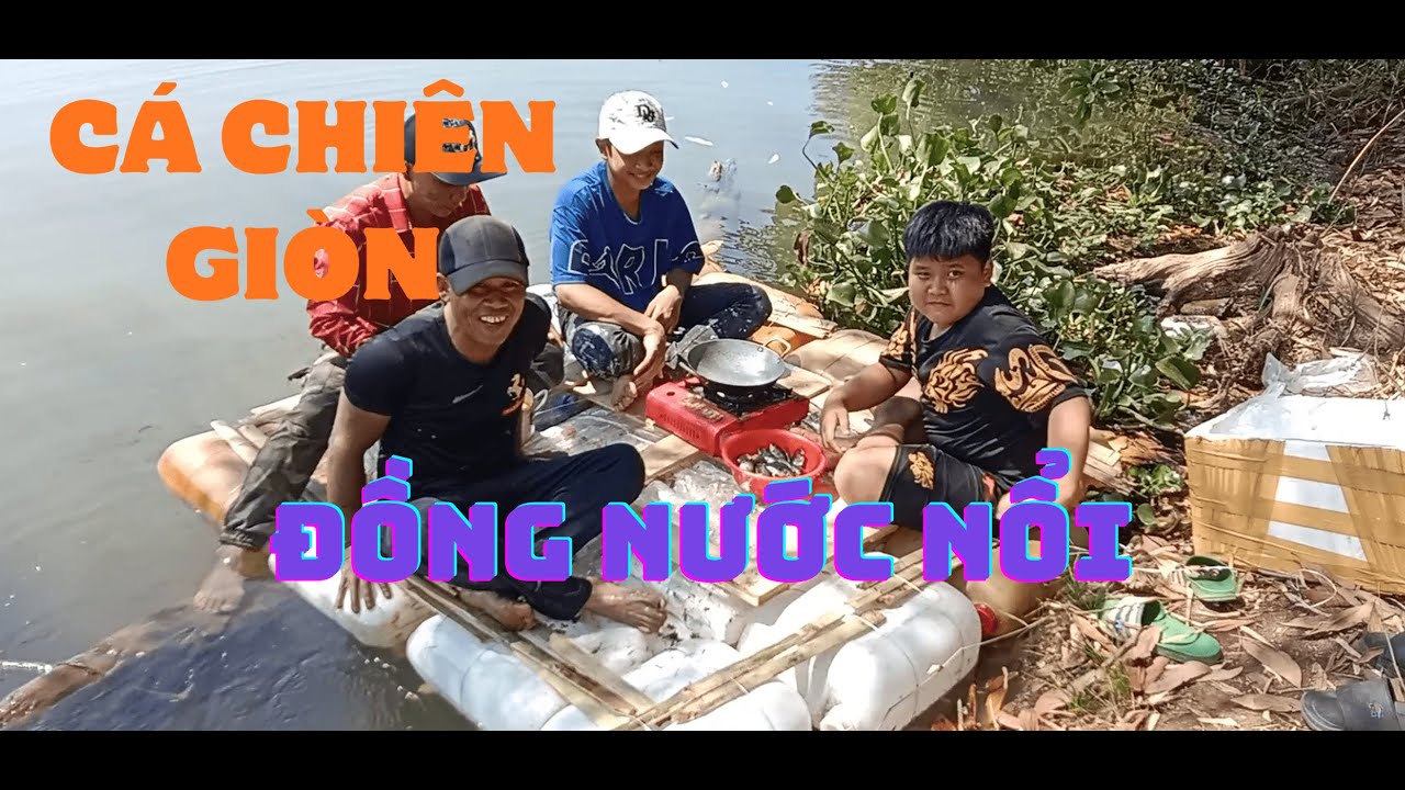 Lẩu gà   cá chiên giòn trên bè tự chế