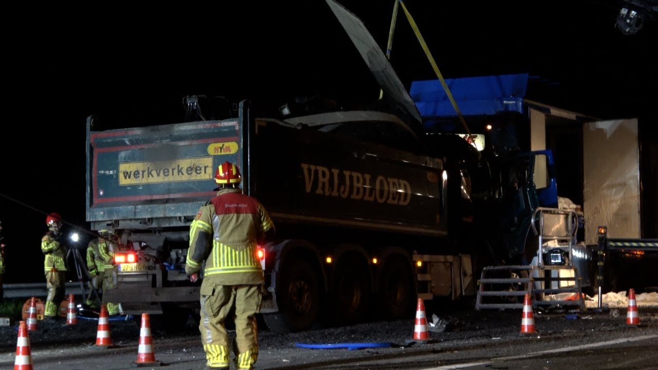 Frontale botsing tussen twee vrachtwagens op A6 Lelystad tijdens wegwerkzaamheden