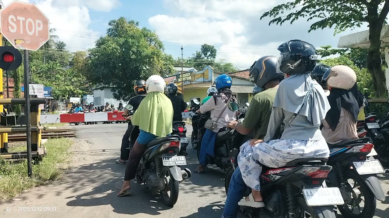 Pintu perlintasan KA Soka, Kebumen 