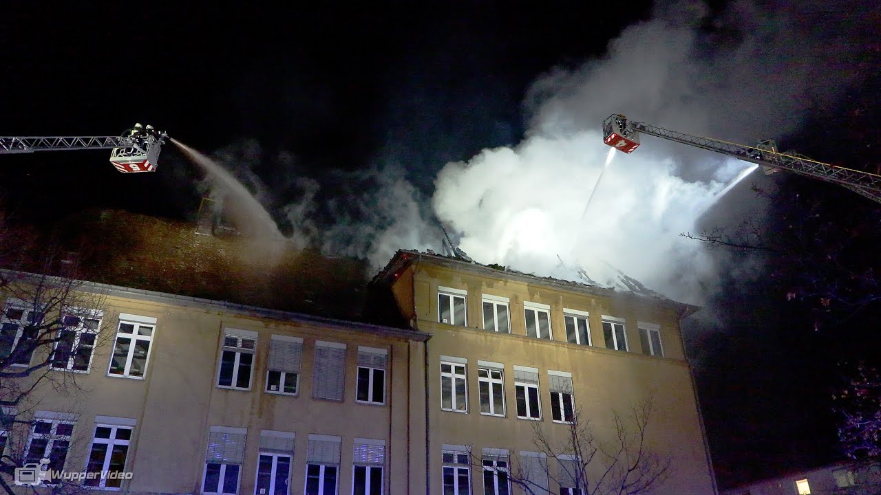 Massiver Großbrand in Köln: Dachstuhl von Schulgebäude in Vollbrand - Canon XF605 | 22.11.2021