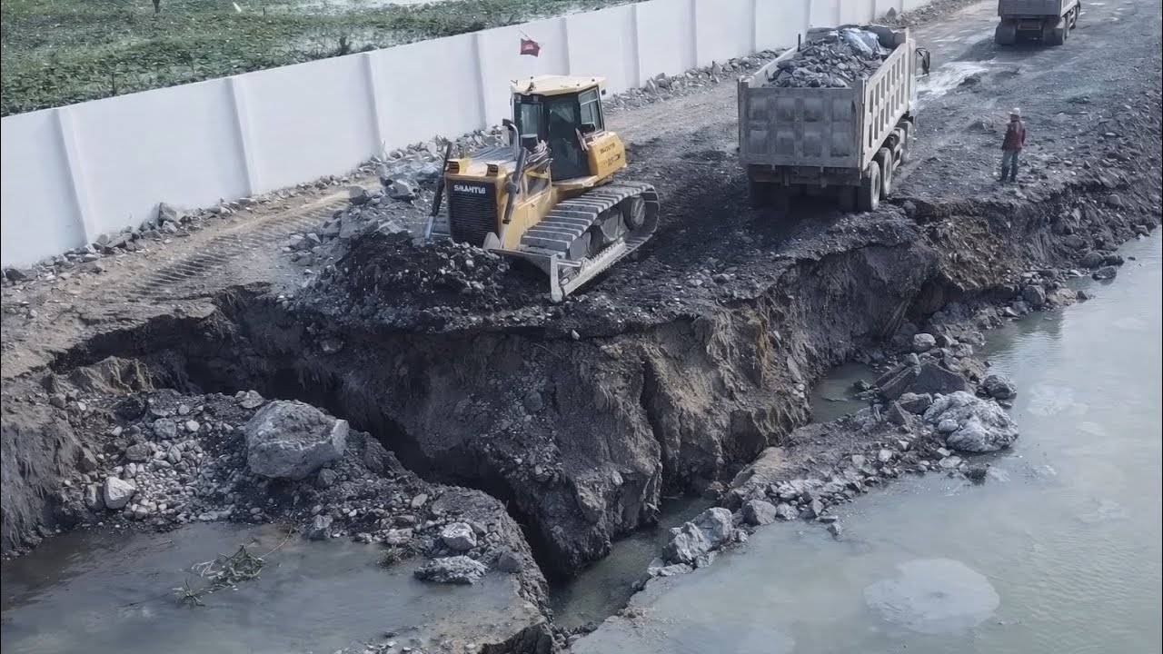 SHANTUI Dozer Pushing Mine Stones Filling Bury Sink Land With Team Work 25T Dump Trucks