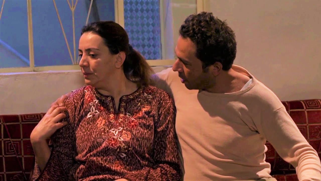 بعد ماأهانها راح واشترى طرحية حب مقوي 🙊 ورجع بالليل ليصالحها 🔥