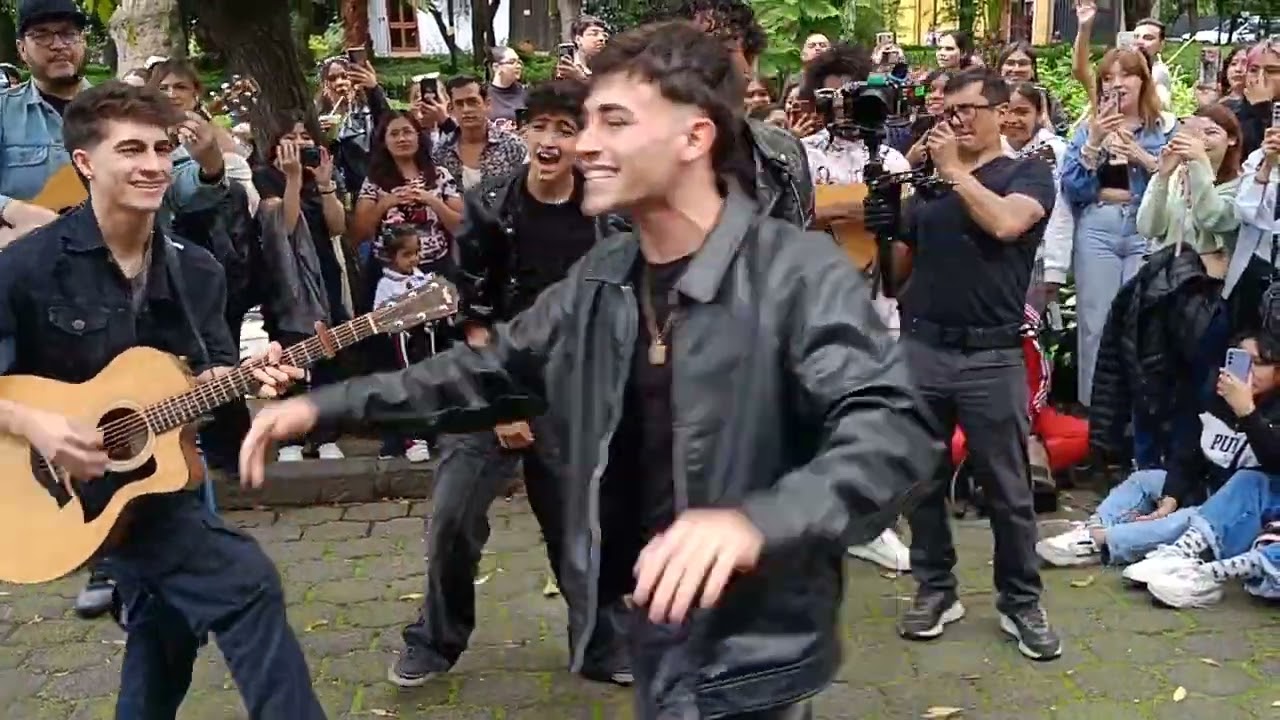 Santos Bravos, bailan Lucas, Alex, Kauê, Iannis y Kenneth. Street Performance de 'Paranormal'