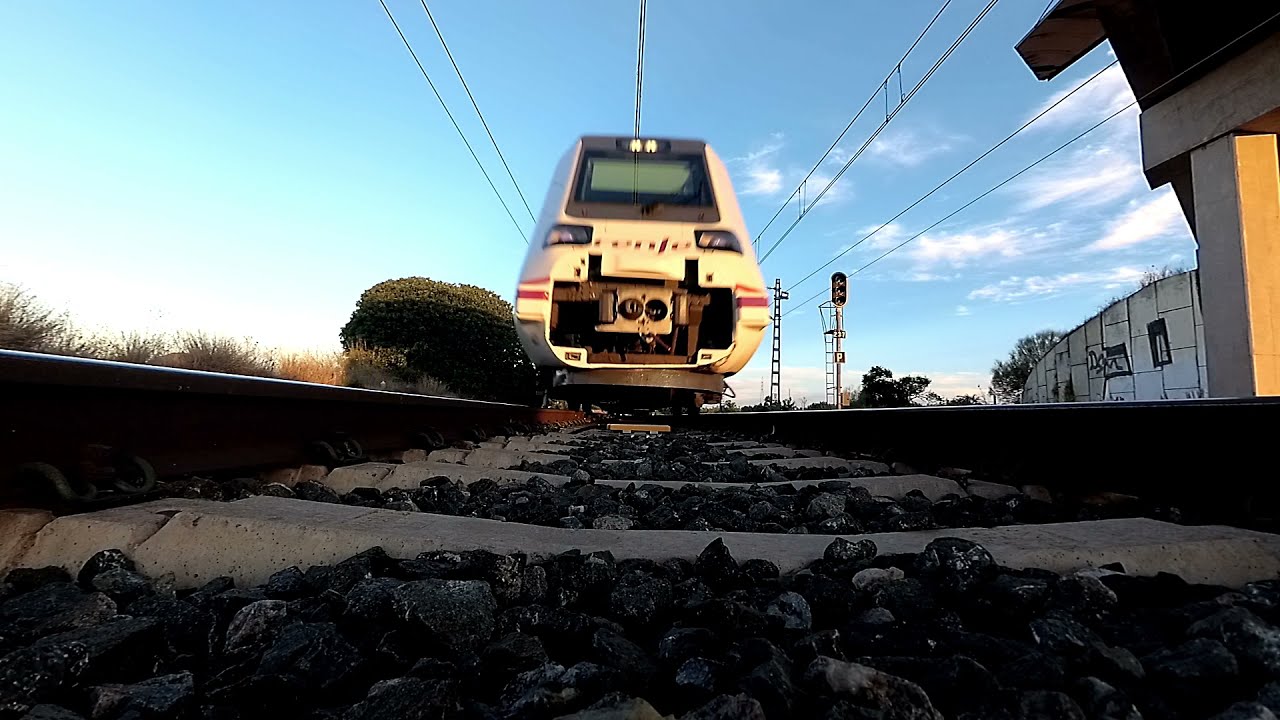 Trenes Renfe de cercanías, media y larga distancia circulando por la antigua estación de Don Rodrigo