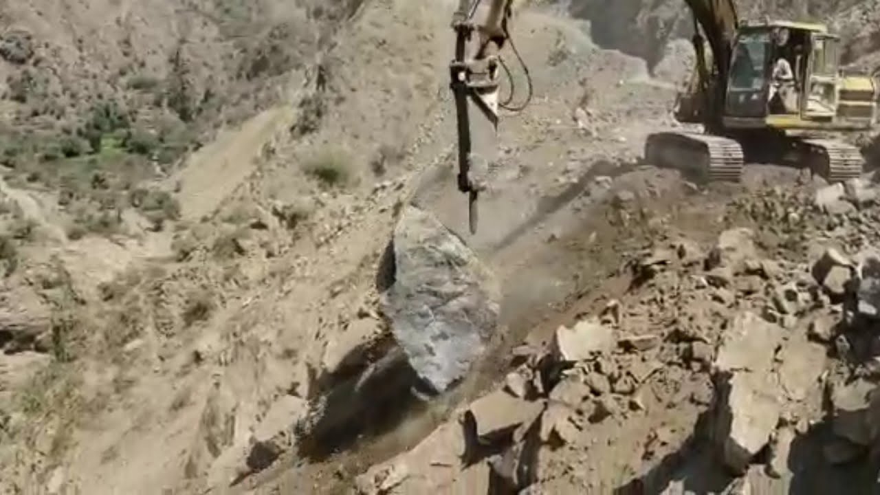 مقارنه بين قوة البلدوزر وقوة البوكلين في دحر الصخور الضخمة مشروع طريق وصاب