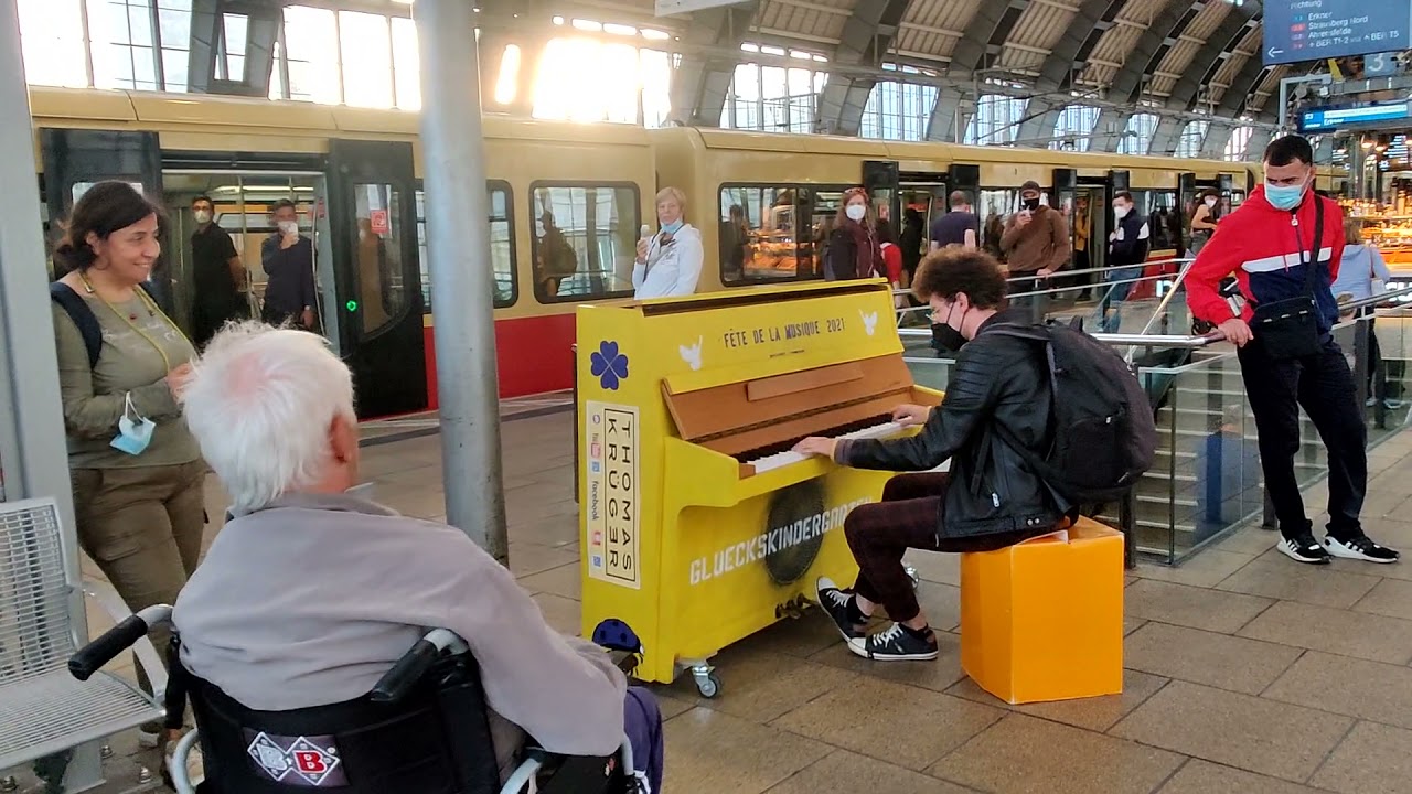 Pianist plays Songs by Linkin Park and others on Platform at Train Station – Thomas Krüger