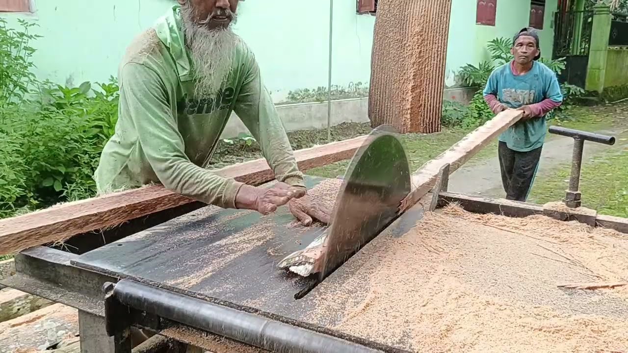 Membagi Kayu Kelapa Bakalan Kasao Dengan Gergaji Bundar 