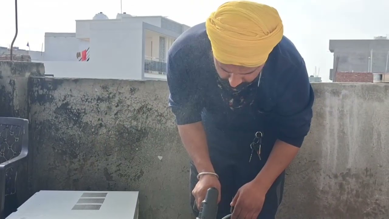  Is video mein dekhen AC ki service kaise karte hain  at Nanak Nagar.  Karan Singh Electrician