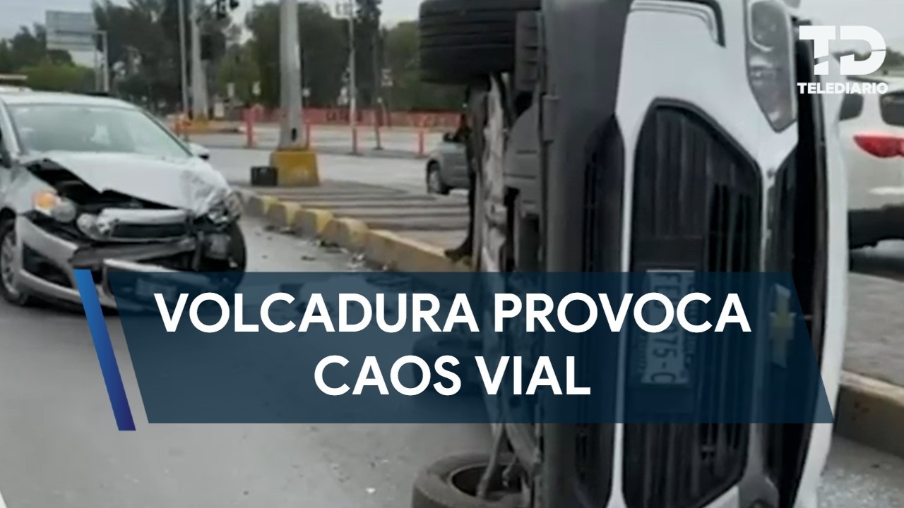Volcadura provoca caos vial en el bulevard Jesús Valdés en Saltillo
