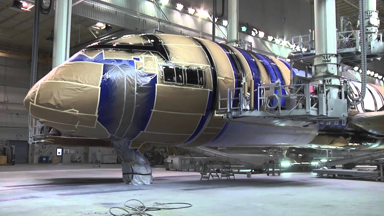 Boeing paint crew decorates the ANA R2-D2 Dreamliner 787-9