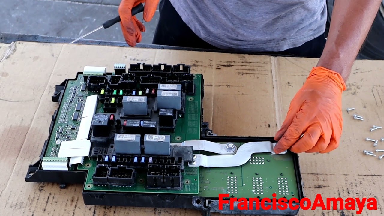 S4 E2 F.A.I.T.H. freightliner cascadia modulo electronico computadora de  cabina por que se arruina