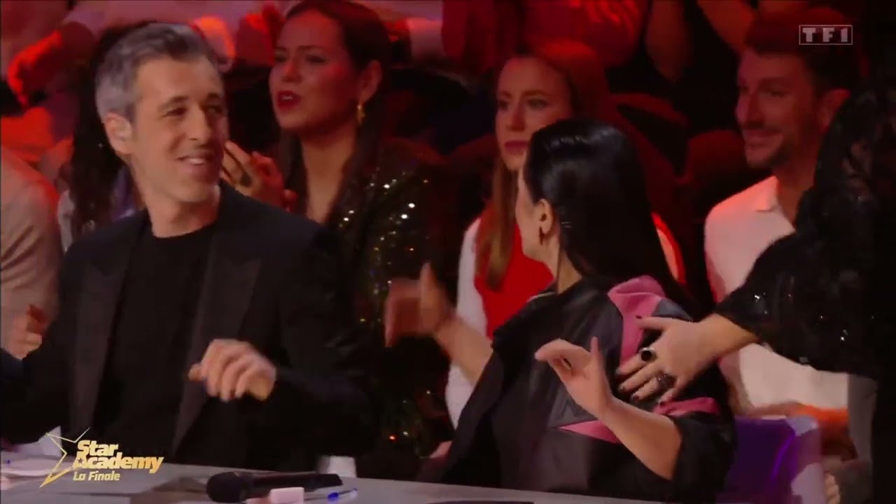 Les élèves chantent pour la derniere fois 