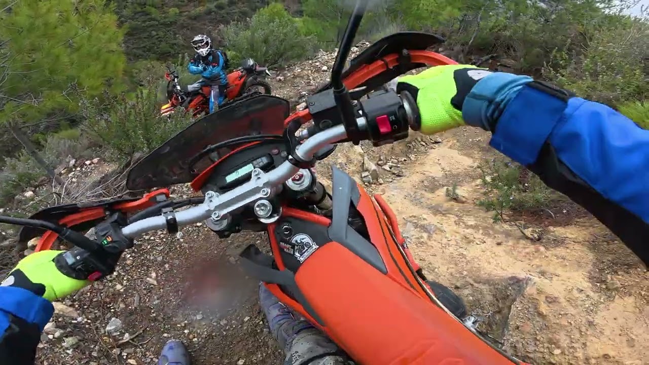 Bulldogging a #ktm690 down a tight narrow rocky #singletrack #enduro #endurolife #love4ride