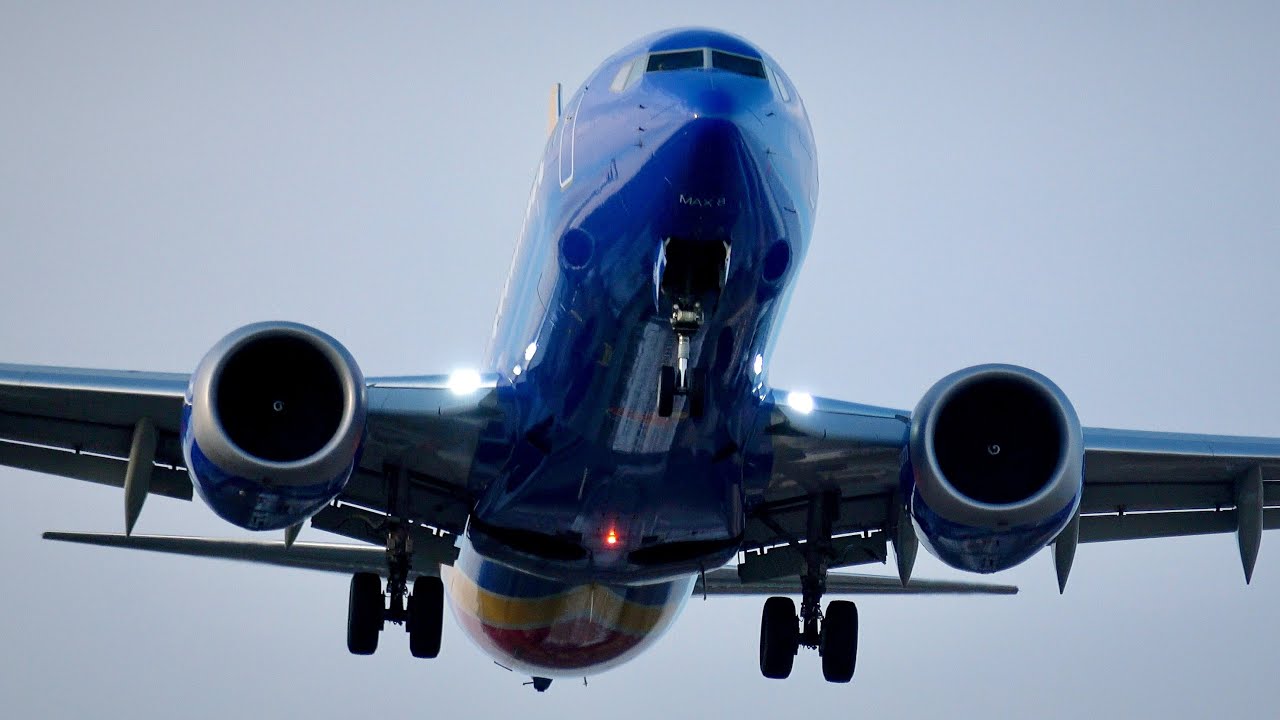 OVERHEAD ARRIVALS at Milwaukee Airport