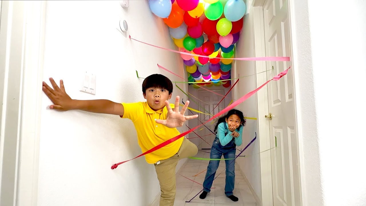 Emma y Eric Juegan Luz Verde Luz Roja con Globos y Desafío Deportivo Y Mas Historias Niños