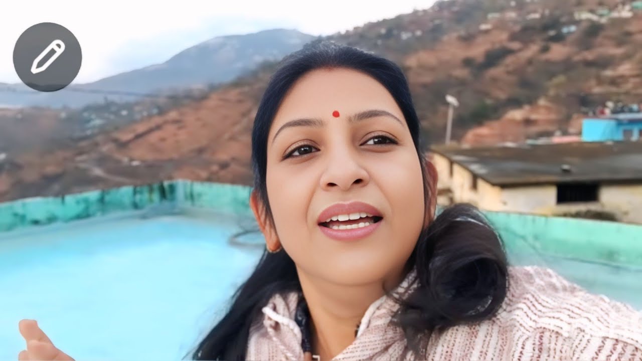 इस बार की बसंत पंचमी याद रहेगी बहुत सालो बाद पहाडों में बर्फ देखकर गांव में सभी हुये खुश । 