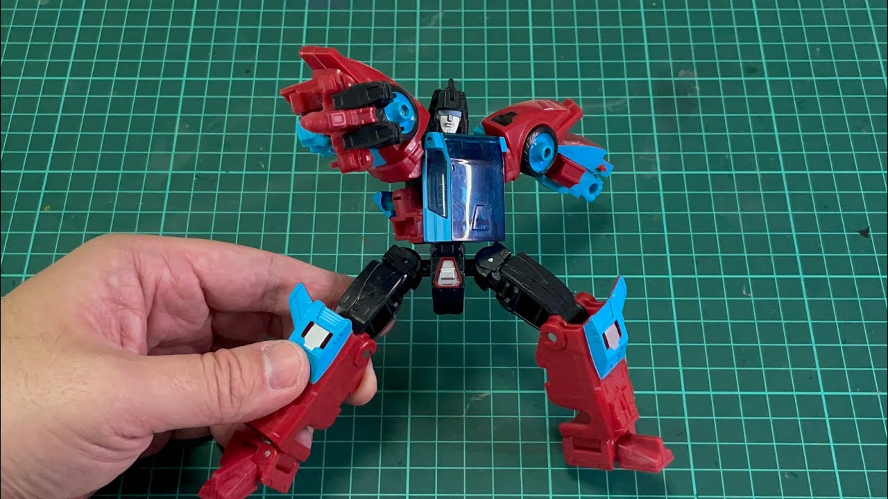 Transformers Legacy Deluxe Class Autobot Pointblank & Autobot Peacemaker (Robot mode to Alt mode)