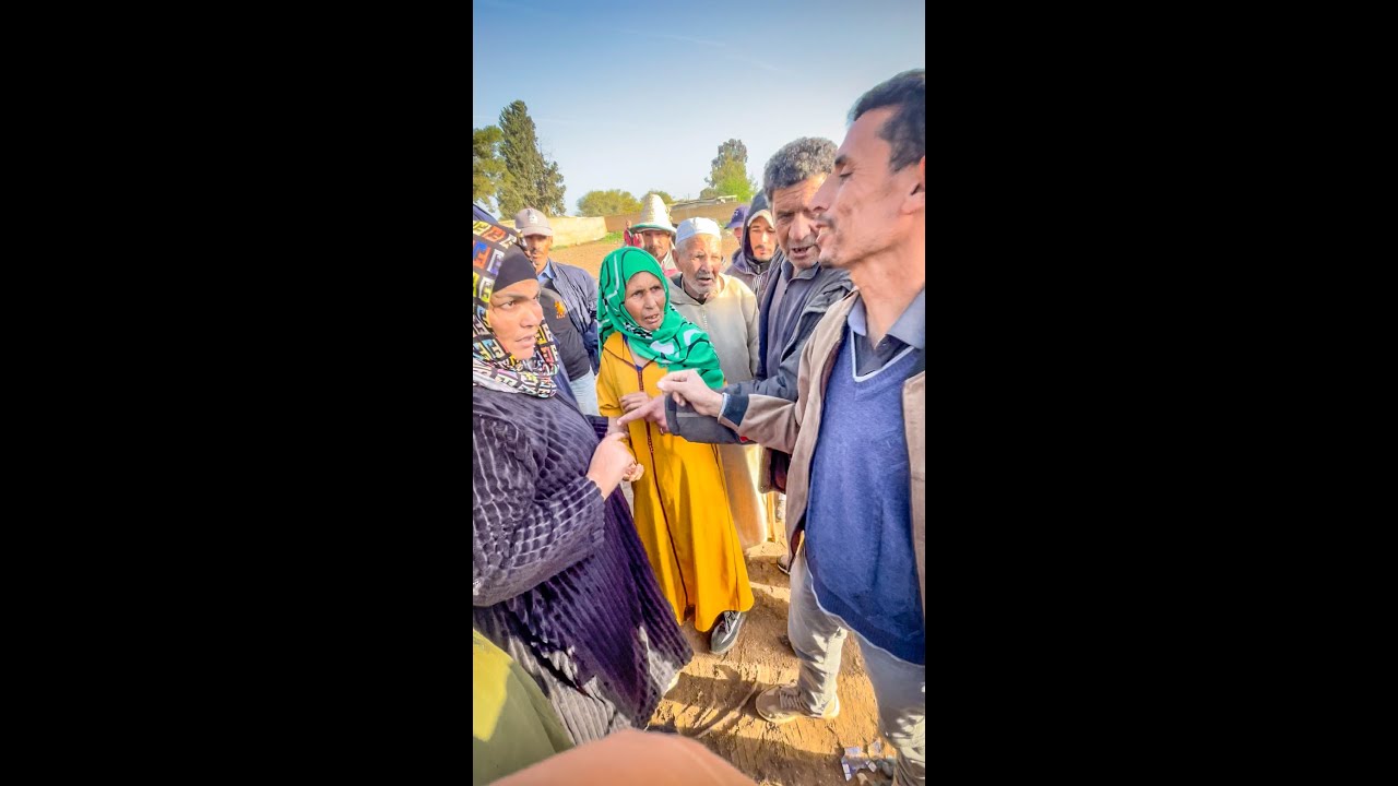 رايسة جميلة الزمورية وقفات مع راجل شيباني هو وبنتو  فكاتوهم من مشكل  كبير 😕 في سوق الخميسات فرمضان