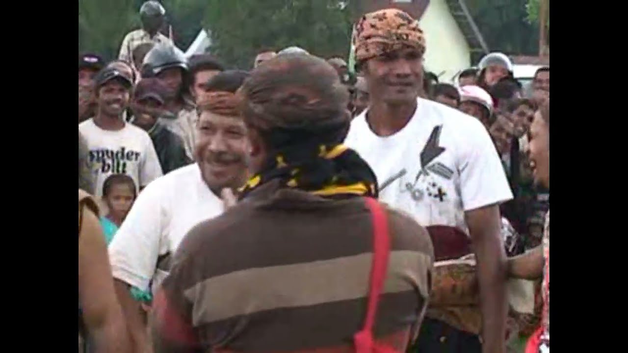 TINJU ADAT DI LAP. KARTINI BAJAWA KABUPATEN NGADA II MEMPERTEMUKAN  PETINJU SENIOR NGADA DAN NAGEKEO