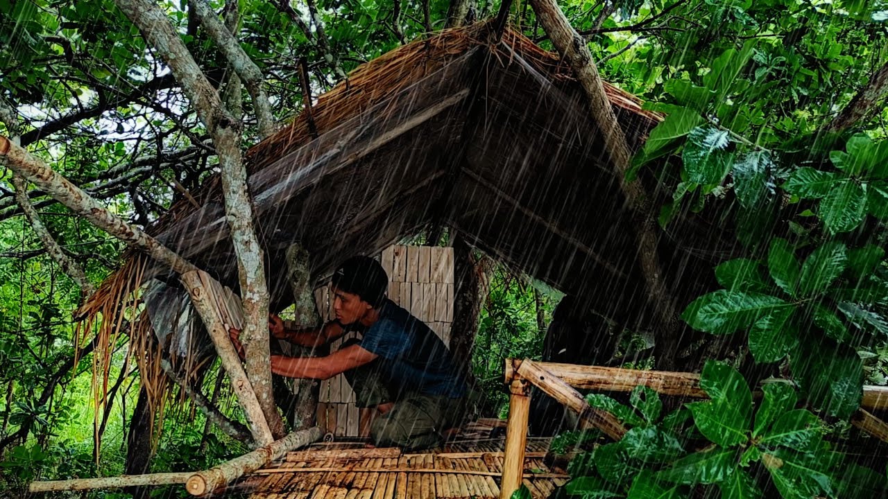 CAMPING HUJAN BADAI DI ATAS POHON MEMBANGUN KEMBALI SHTER DAN MASAK CEMPEDAK