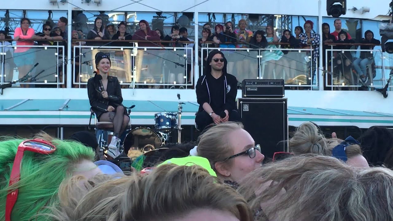 Parahoy! 2 - Q&A with Hayley and Taylor