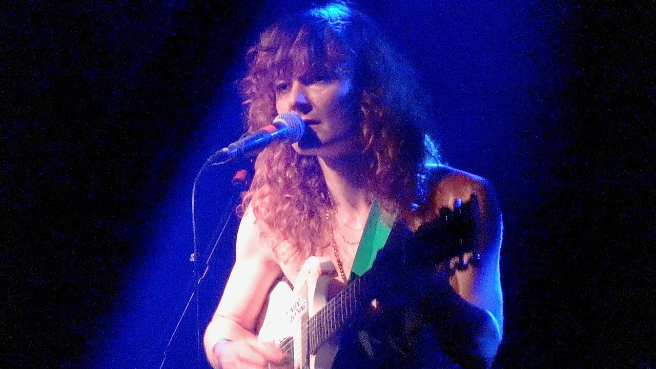 Land of Talk's Elizabeth Powell plays 