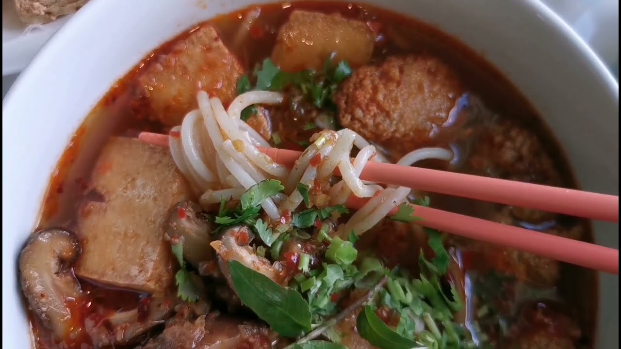 Bun Bo Hue - Vietnamese Spicy Vegetarian Vermicelli Noodle Soup