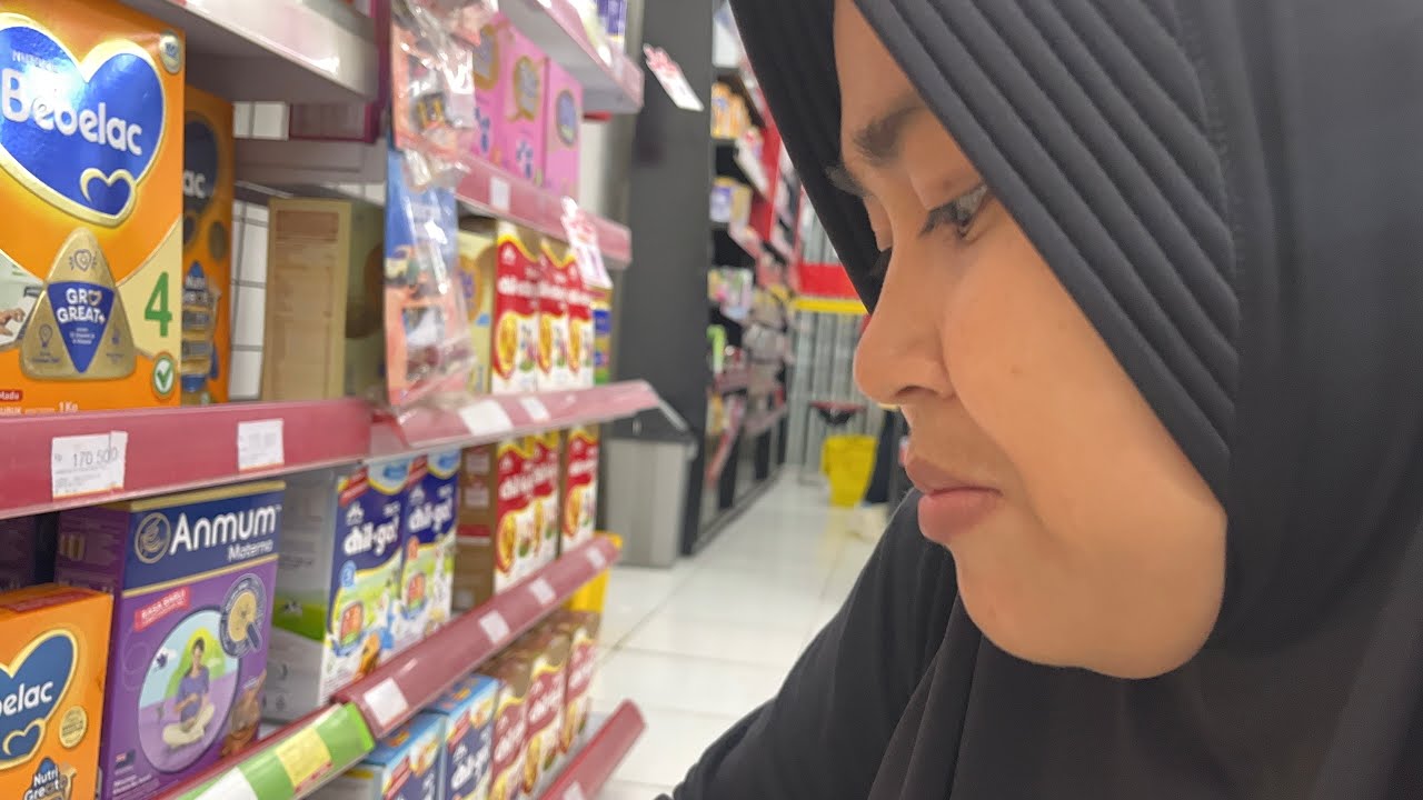 Hj. Yanti !Sedang Belanja kebutuhan 