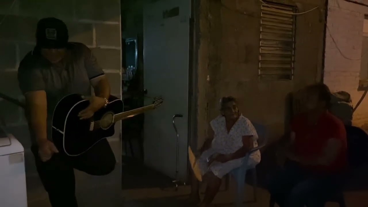 Que bonito detalle por parte de mi amigo DAVID OROZCO para mi vecina DOÑA CHAVA 